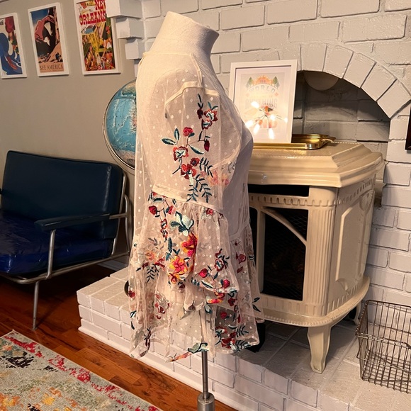 Umgee Medium overlay cream blouse with floral embroidery. NWOT - Picture 3 of 5